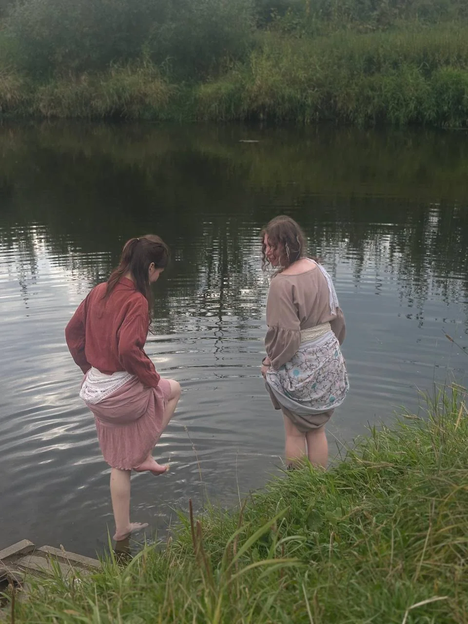 Две девушки у воды
